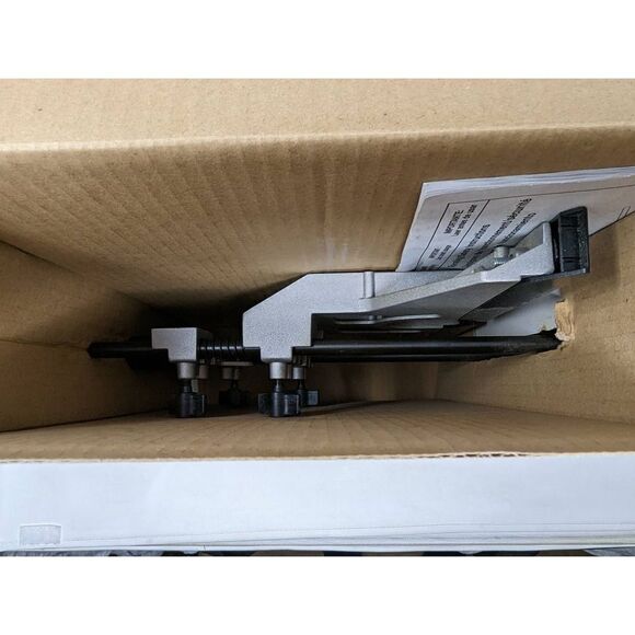 BOSCH RA1054 DELUXE ROUTER EDGE GUIDE WITH DUST EXTRACTION HOOD & VACUUM ADAPTER - Picture 2 of 3